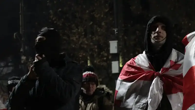 В Грузии полиция разгоняет протестующих у здания парламента