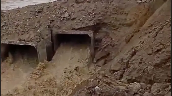 Спуск воды через искусственный отводной канал в Костанайской области пугает местных жителей