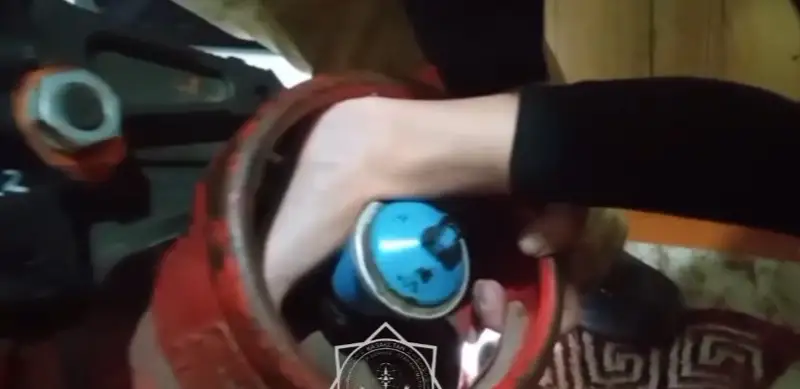  Qutqarýshylar aıaǵyn gaz ballonynyń tutqasynan shyǵara almaǵan balaǵa kómekke keldi