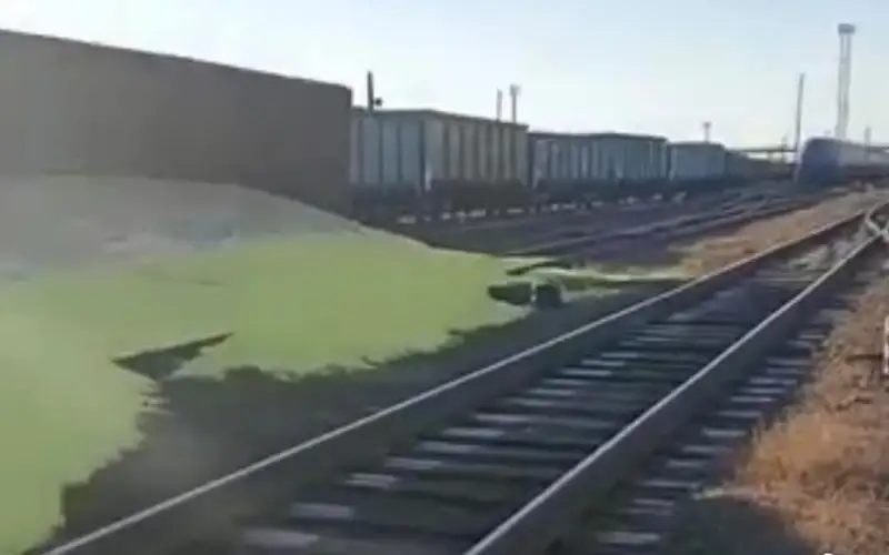 Atyraý oblysynda 2 júk vagony aýdarylyp, jerge kúkirt tógildi 