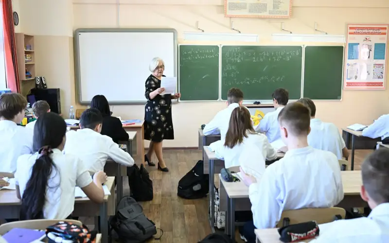 Almatynyń 10 myńnan astam pedagogy biliktilikti arttyrý kýrstarynan ótedi