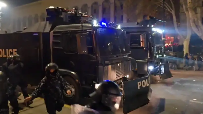 В Тбилиси спецназ разогнал протестующих водометами