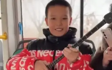  Автобуста домбыра шерткен шыңжаңдық бала көпшіліктің  ықыласына бөленді 