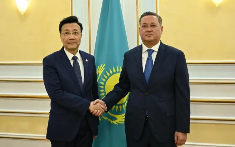 外交部部长会见中国离任驻哈大使张霄