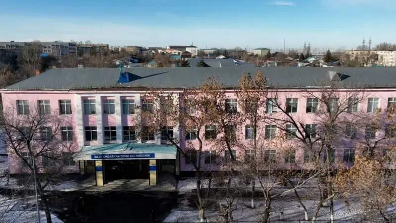 Kassym-Jomart Tokayev presents bus to Secondary School No1 in Khromtau