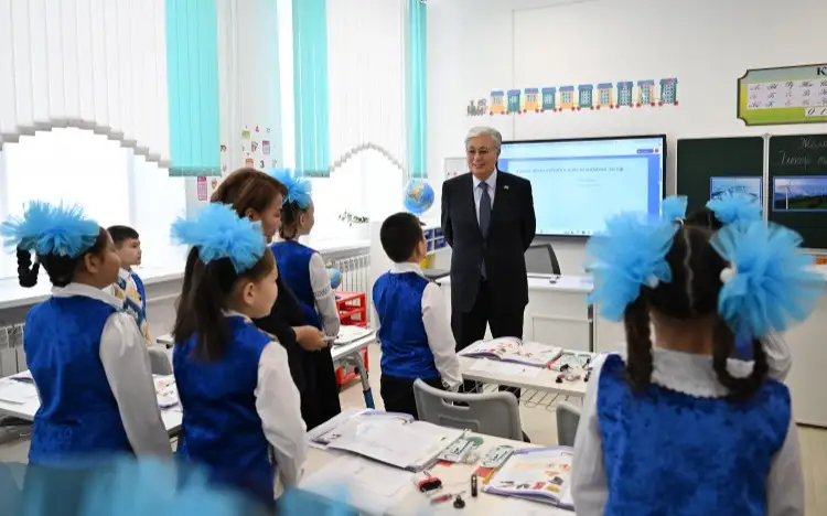 托卡耶夫总统视察霍尔蒙套第一中学