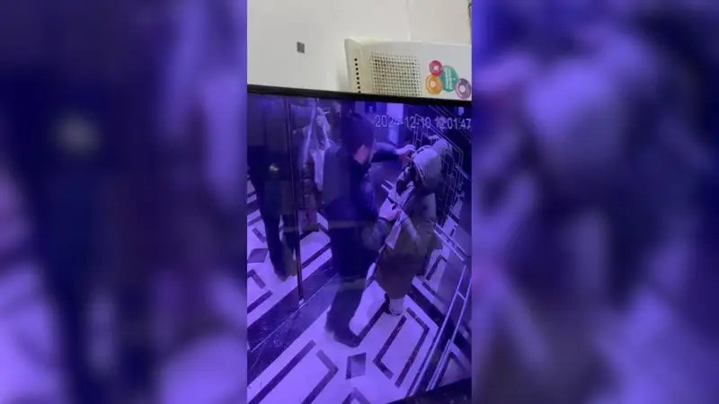 Elordada áıeldiń moınyna pyshaq taqaǵan er adam ustaldy