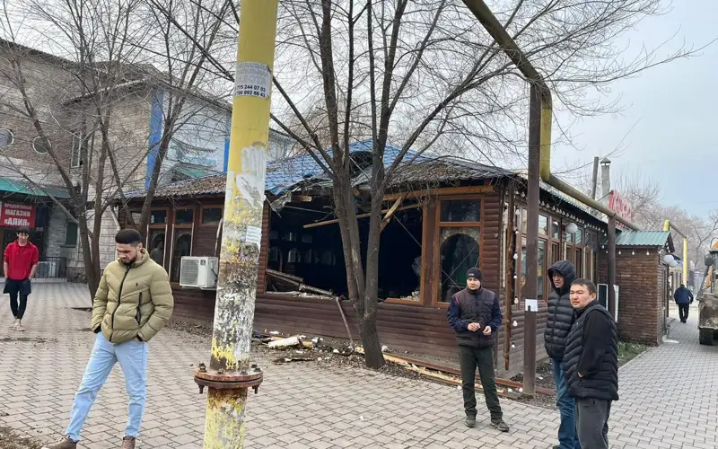 Незаконно построенное кафе сносят в Алматы 