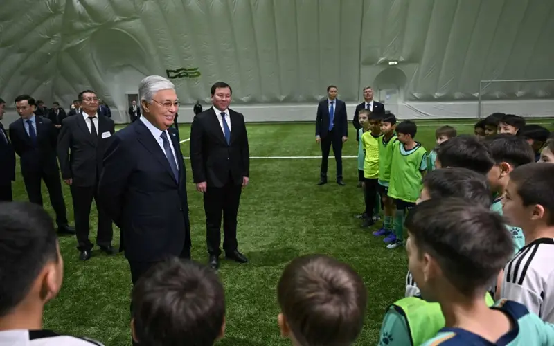 Prezıdent aqtóbelik fýtbolshylarmen birge
