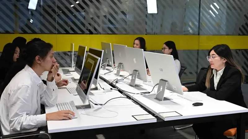 Президентга сунъий интеллект соҳасидаги маҳаллий маҳсулотлар тақдим этилди Президентга сунъий интеллект соҳасидаги маҳаллий маҳсулотлар тақдим этилди