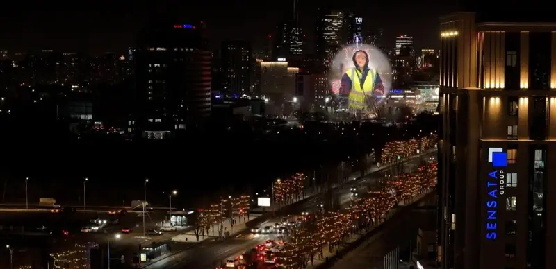 На колесе обозрения в Астане появились фотографии коммунальщиков