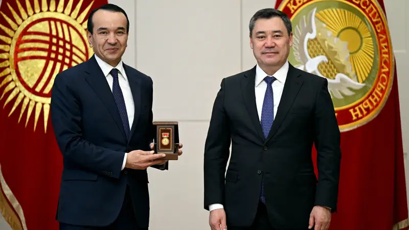 Ózbekstannyń mádenıet mınıstrine Qyrǵyzstannyń halyq ártisi ataǵy berildi