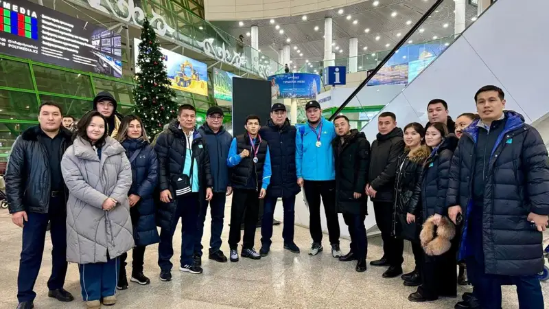 Бокстан Азия чемпионатының жүлдегерлерін жанкүйерлер әуежайдан қарсы алды