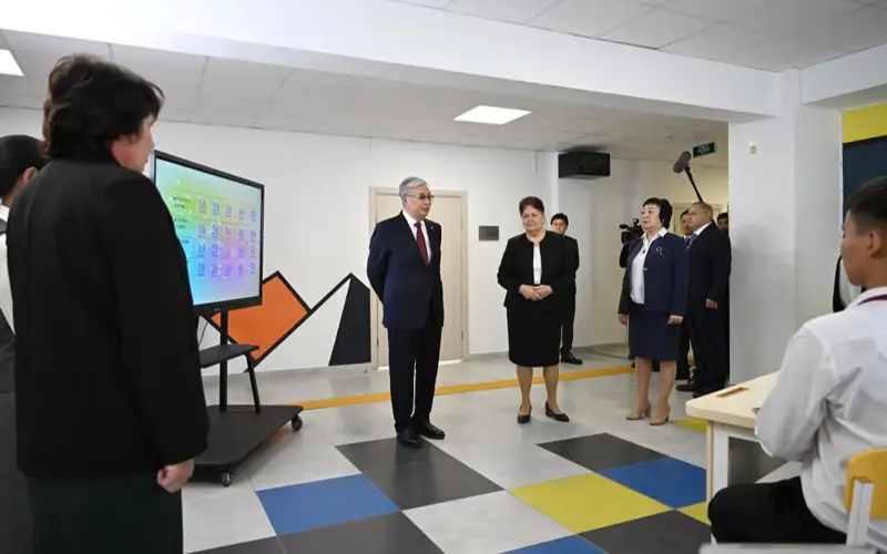 Prezıdent Úshtóbe qalasynda ornalasqan Kemel Toqaev atyndaǵy orta mektepke bardy