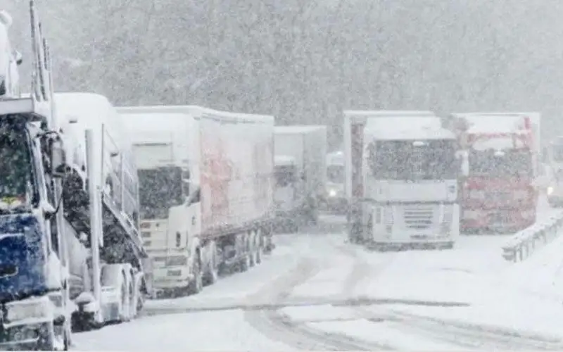 На границе с Россией наблюдается скопление грузовиков