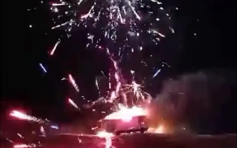 Фейерверк на трассе: грузовик с салютами загорелся в Алматинской области