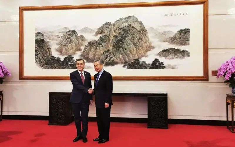 Глава МИД КНР встретился с назначенным Генеральным секретарем ШОС Нурланом Ермекбаевым