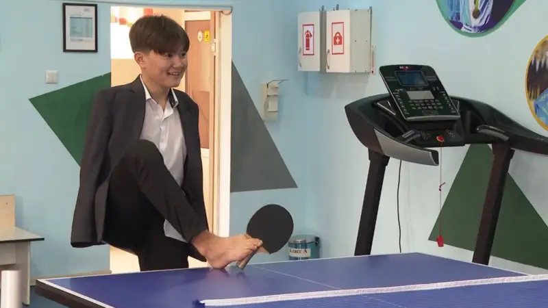 В Туркестанской области парень без рук мечтает построить мир своей мечты