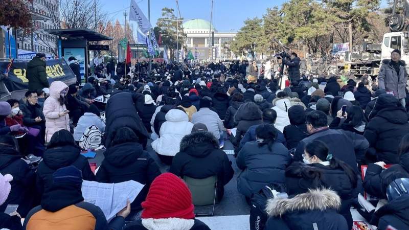  Люди собираются рано утром возле Национальной ассамблеи в Ёвидо, Сеул, чтобы принять участие в массовом митинге, организованном гражданскими группами с требованием импичмента президенту Юн Сок Ёлю 14 декабря 2024 года 