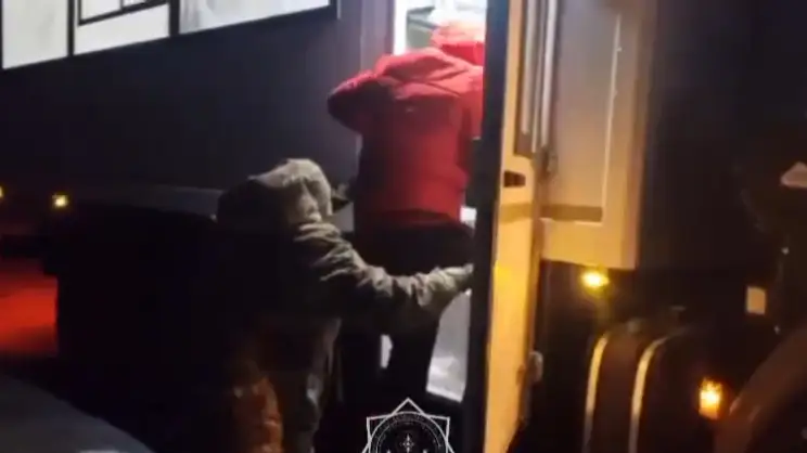 Jetisý oblysynda qar qursaýynda qalǵan 8 adam qutqaryldy