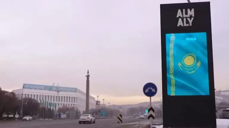 Алматының LED-экрандары мен Көктөбе телемұнарасында көк туымыз жарқырап тұр