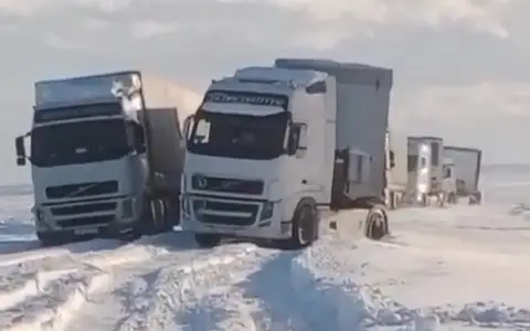 13 грузовых автомашин застряли в сугробе в Мангистауской области