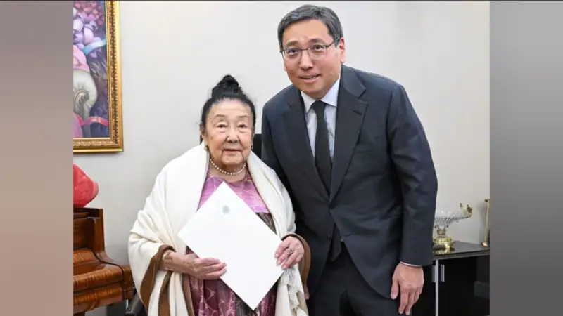 Аким Алматы от имени Президента РК поздравил Бибигуль Тулегенову с 95-летием