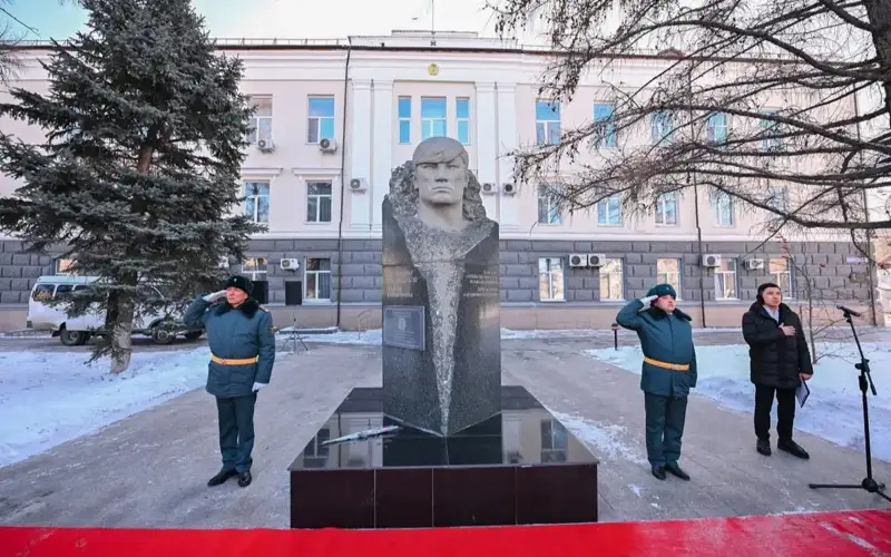 Рисқулбеков ҳайкали