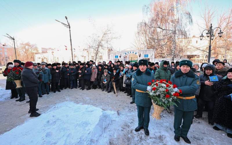 Қайрат Рысқұлбековтің ескерткіші