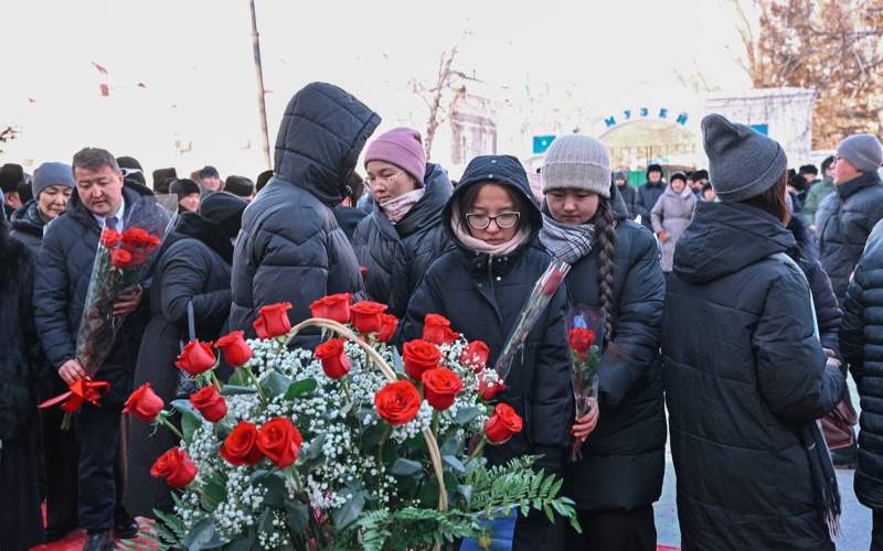 Қайрат Рысқұлбековтің ескерткіші