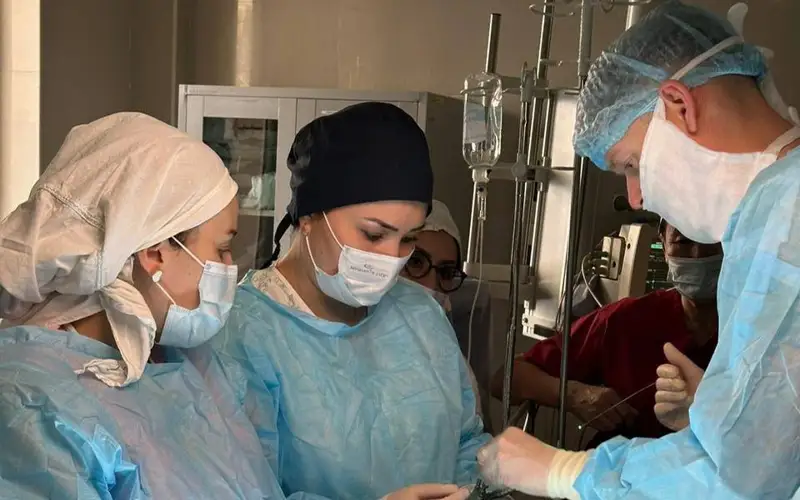 Алматы қаласындағы Перинатология және балалар кардиохирургиясы орталығының дәрігерлерімен бірлесіп, егіздерге жүкті, ұрықтың патологиясы диагнозы қойылған 5 әйелге тамырлы анастомоздарды лазерлік коагуляциялау бойынша бес бірегей операция сәтті жасалды.