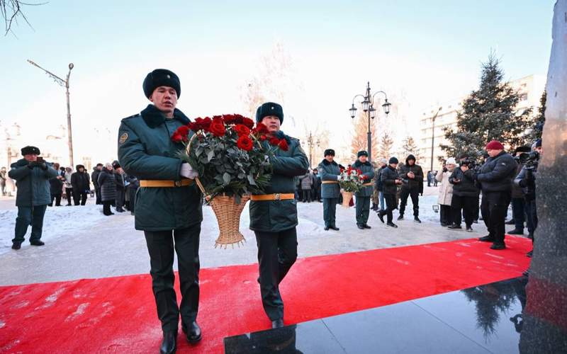 Қайрат Рысқұлбековтің ескерткіші