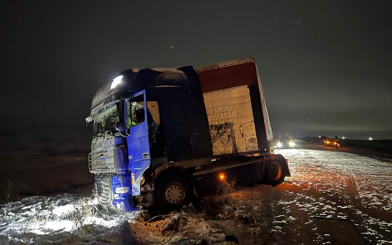 Túrkistandyq polıtseıler trassalarda táýlik boıy kezekshilik atqaryp jatyr