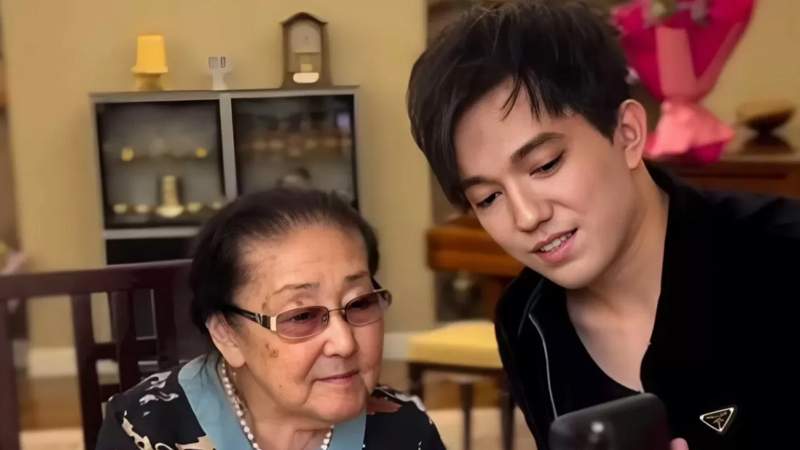 Димаш Құдайберген Бибігүл Төлегенованы мерейтойымен құттықтады