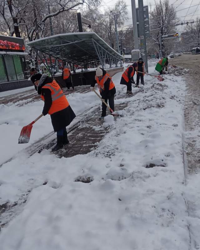 1200 кубометров снега вывезли в Алматы 1200 кубометров снега вывезли в Алматы