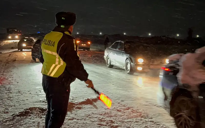 Түркістандық полицейлер трассаларда тәулік бойы кезекшілік атқарып жатыр