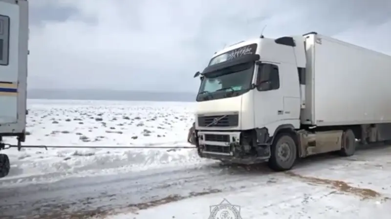 29 грузовых фур освободили из снежного плена спасатели в Мангистауской области