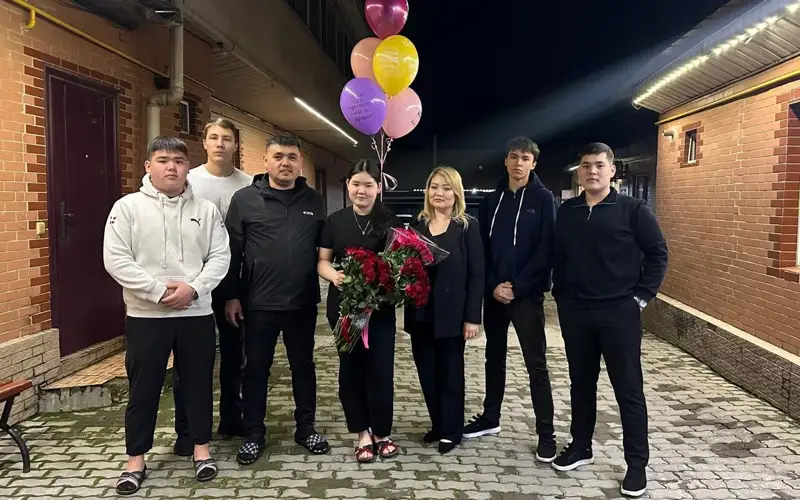 Сдавали экзамен, чтобы стать их родителями — семья Абдрахмановых, взявшая под опеку подростков-близнецов