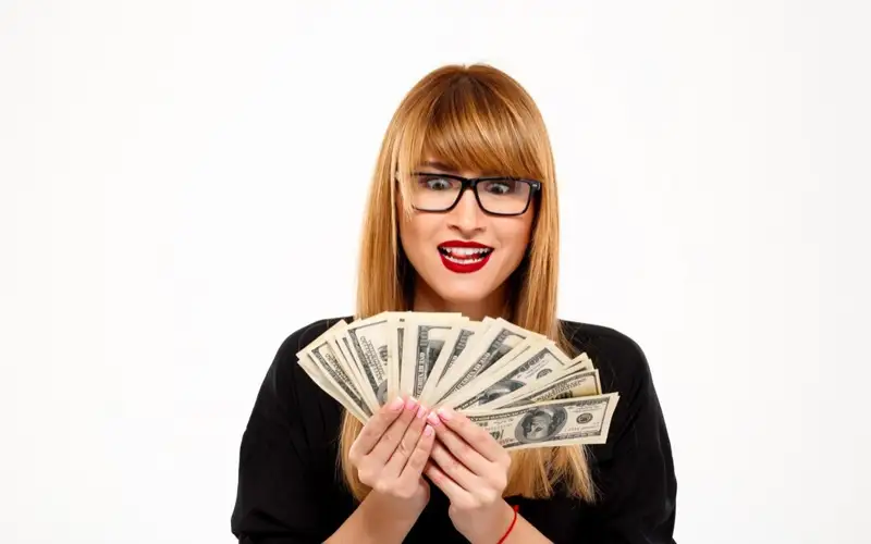 Шымкентте 64 млн теңгені қолды еткен мектеп есепшісі 8 жылға сотталды