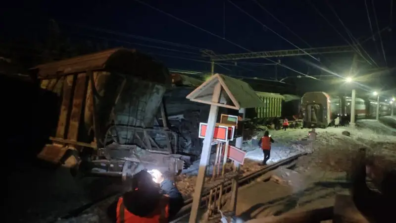 Пассажирский поезд столкнулся с грузовым в России: 