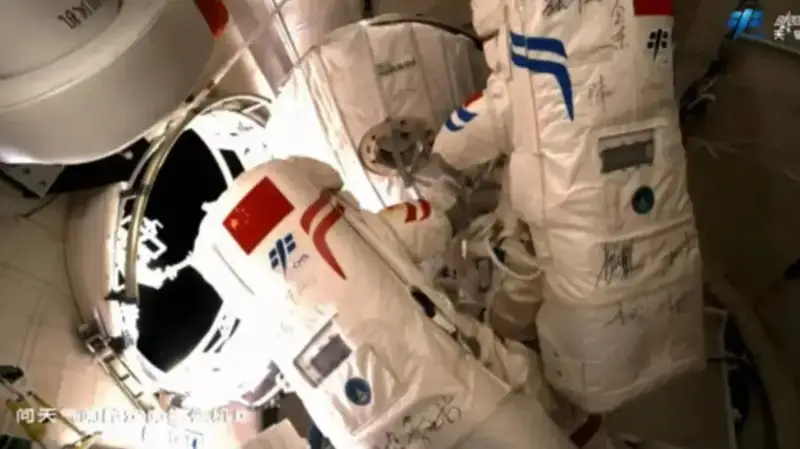 Хитойлик тайконавтлар энг узоқ очиқ космосга чиқиш бўйича янги рекорд ўрнатди