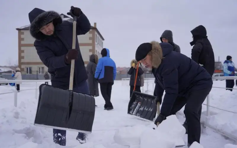 «Таза Қазақстан»: астанинские отцы запустили челлендж по уборке снега