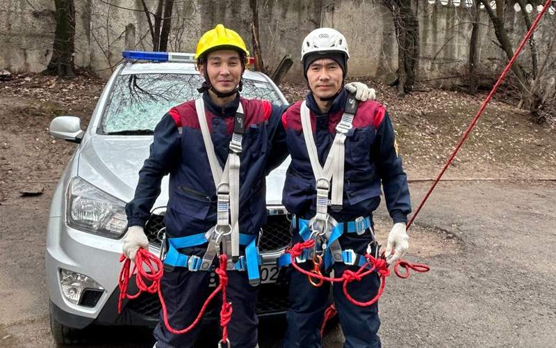 Казахстанцу, спасшему тонущего ребенка в Алматы, вручили награду