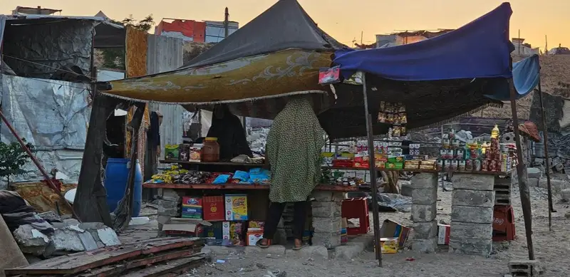 加沙地区的一所临时商店，根据联合国卫星中心分析，以色列的持续轰炸已造成170812 栋建筑损毁，占建筑总量的 69%。
