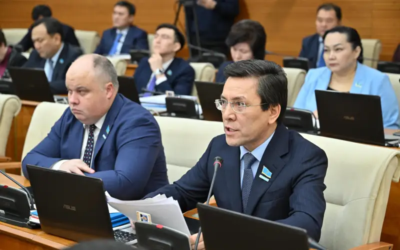 Qazaqstanda temirjol kóligimen