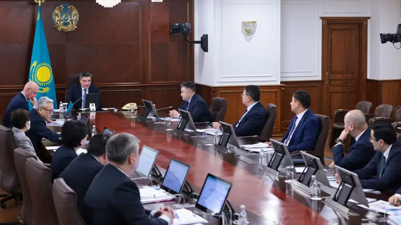 Energetıkalyq jáne kommýnaldyq sektordy jańǵyrtý: Oljas Bektenov keńes ótkizdi