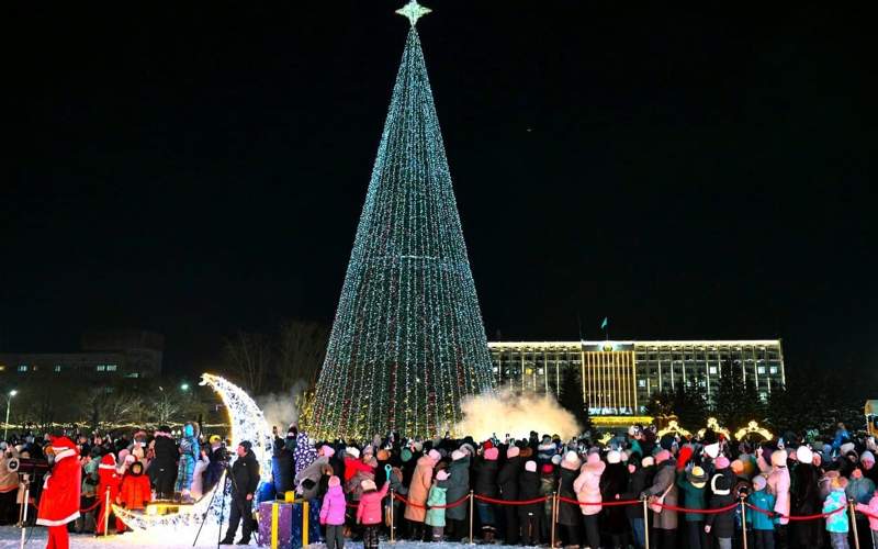 Главную елку зажгли в Петропавловске 