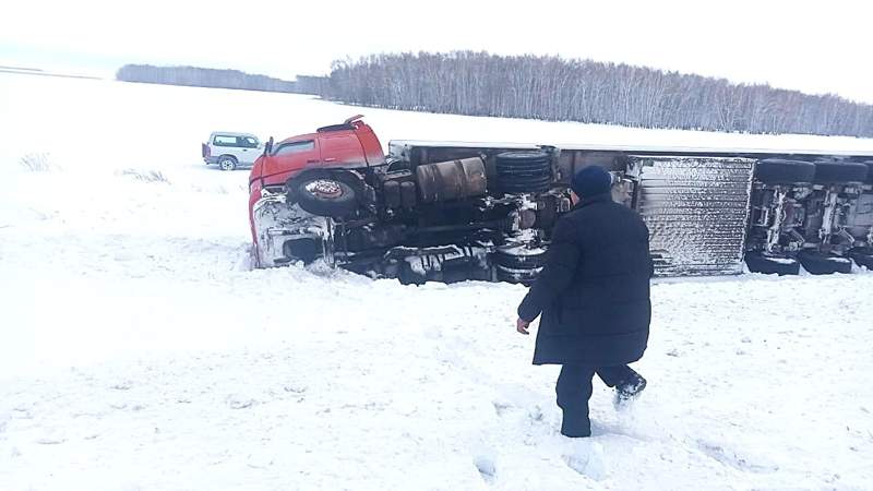 Грузовик с пивом перевернулся в СКО Грузовик с пивом перевернулся в СКО