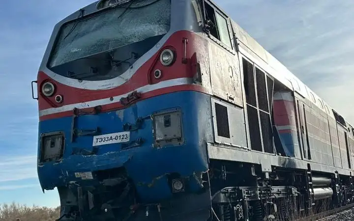 Poıyzǵa soqtyǵysqan júk kóliginiń júrgizýshisi Qulsarydaǵy aýrýhanada jatyr