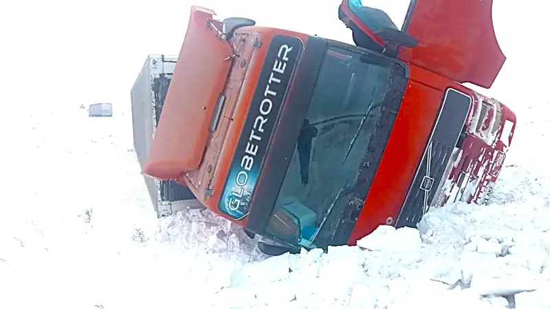 Грузовик с пивом перевернулся в СКО 